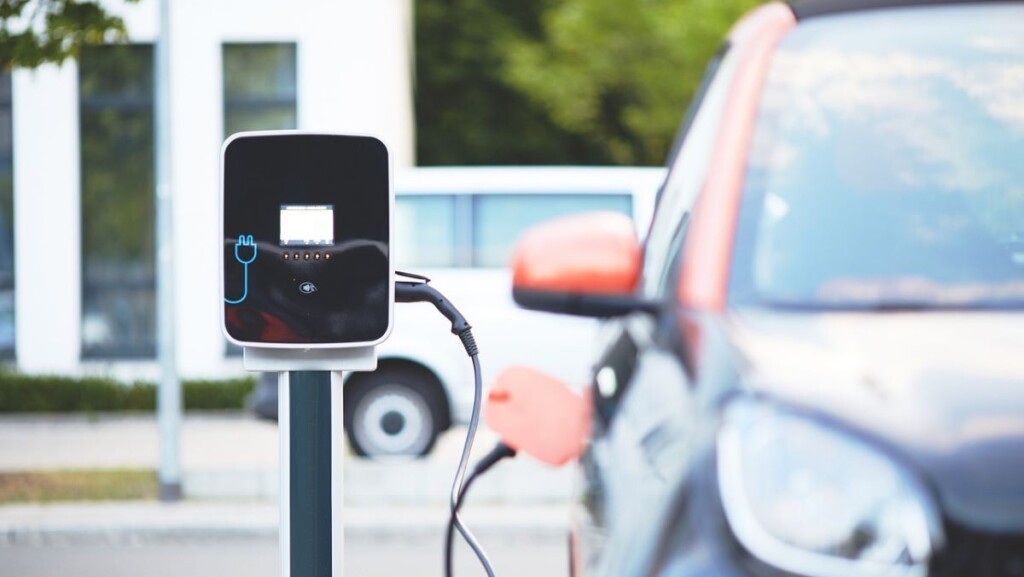 coche eléctrico cargando perte vec autonomía