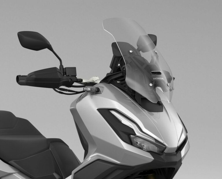 Tan asequible como una moto china, pero esta japonesa de alta gama hecha en Italia es el SUV de dos ruedas más atractivo de 2025.