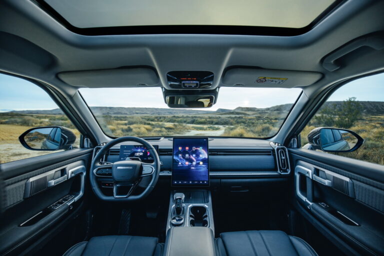 Con dimensiones similares a las del Tiguan, pero a un precio de 21.000 € menos, con garantía hasta 2032, completamente equipado y con una autonomía de 90 km sin gastar gasolina, este es el SUV imbatible en relación calidad-precio.